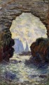 L’aiguille de roche vue à travers la Porte d’Aumont Claude Monet